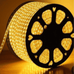ریسه LED بی‌سیم با طراحی انبه ای و نور گرم در حال تابش.